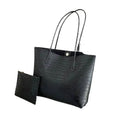 Cabas noir façon croco en cuir végan, longues anses souples et pochette assortie posée devant