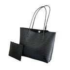 Cabas noir façon croco en cuir végan, longues anses souples et pochette assortie posée devant