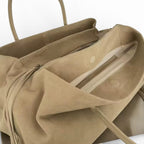 Poche intérieure zippée du sac beige, doublure et parois en suédine claire en gros plan