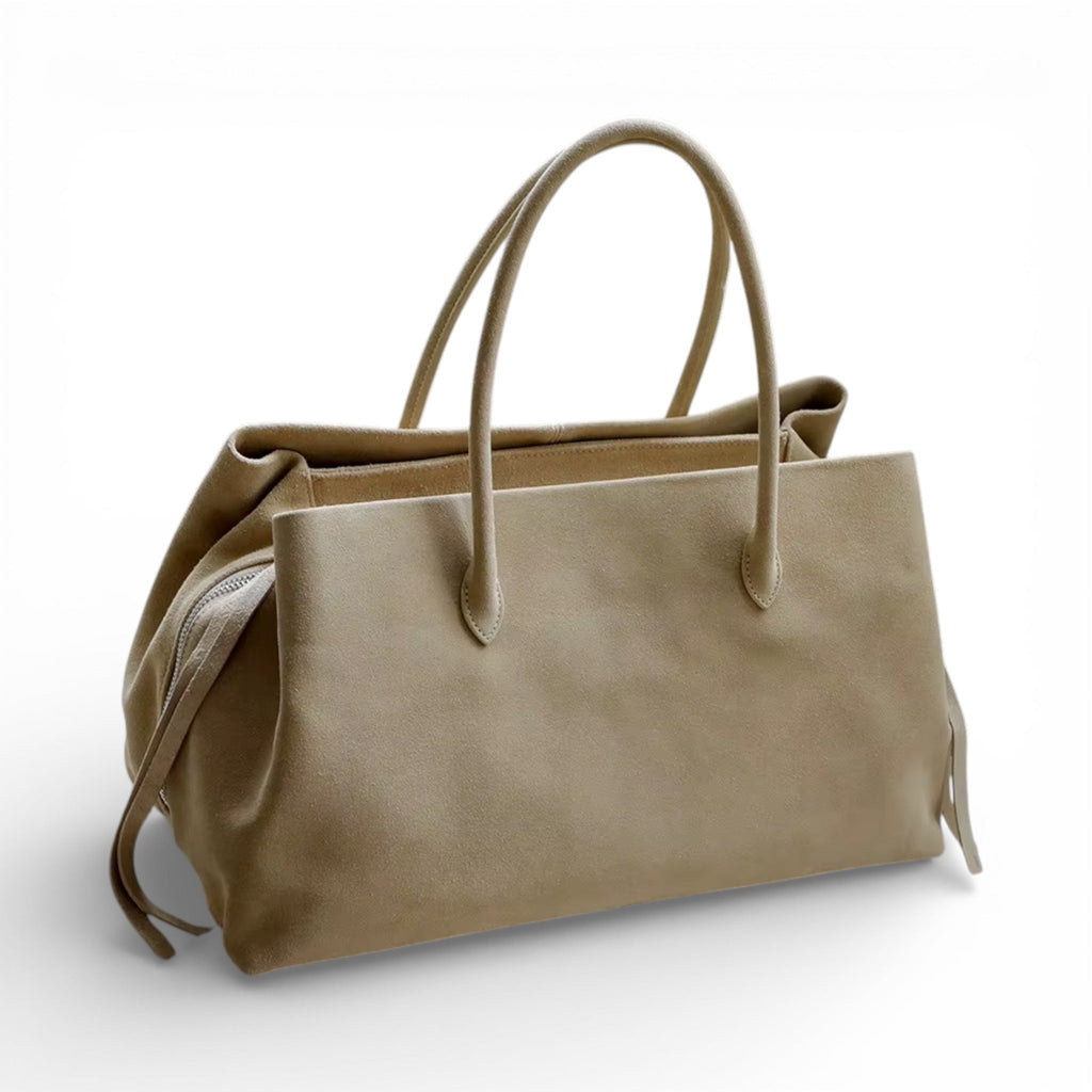 Suédine beige taupe du grand sac vue de trois quarts, glissière latérale et anses dressées