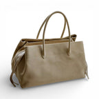 Suédine beige taupe du grand sac vue de trois quarts, glissière latérale et anses dressées