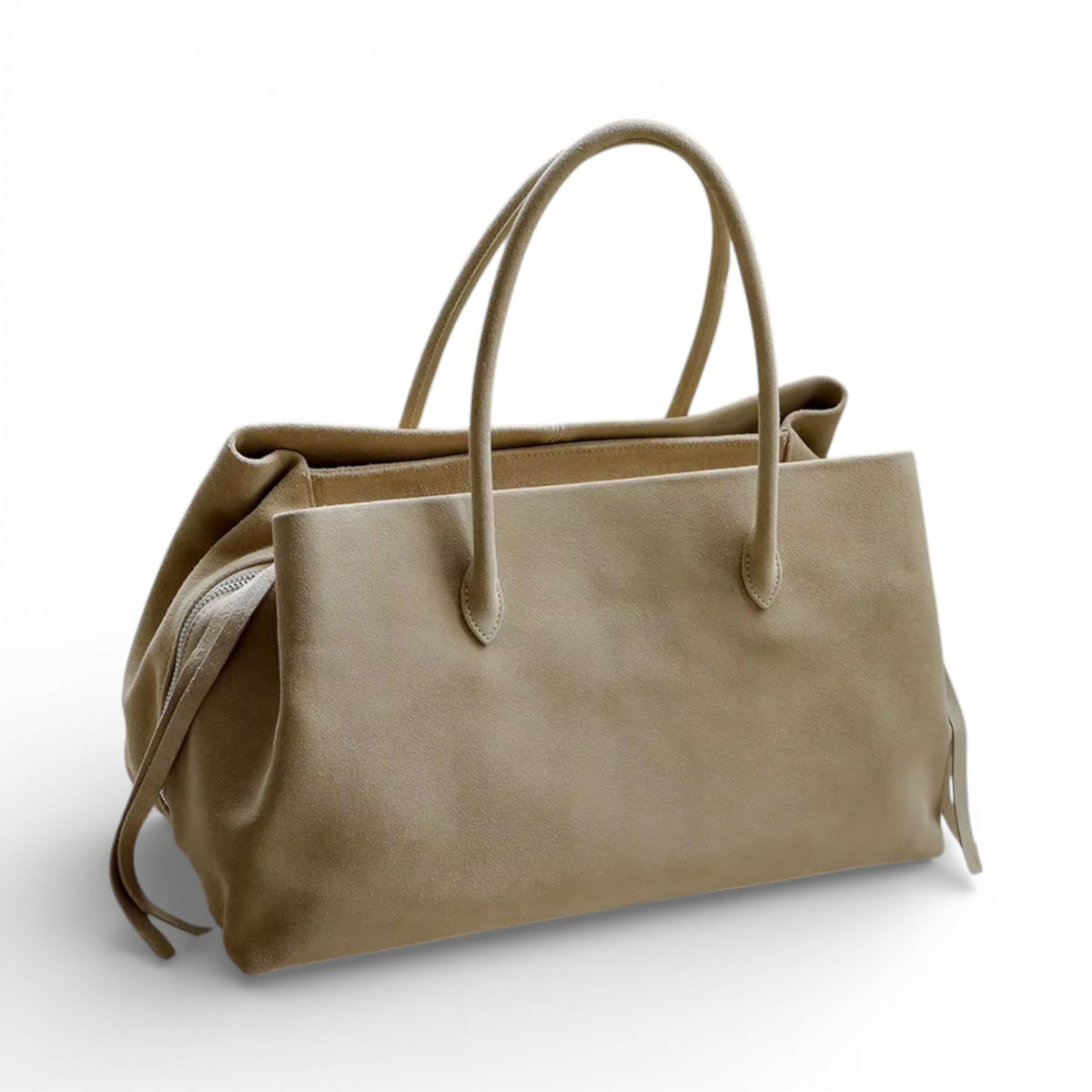 Suédine beige taupe du grand sac vue de trois quarts, glissière latérale et anses dressées