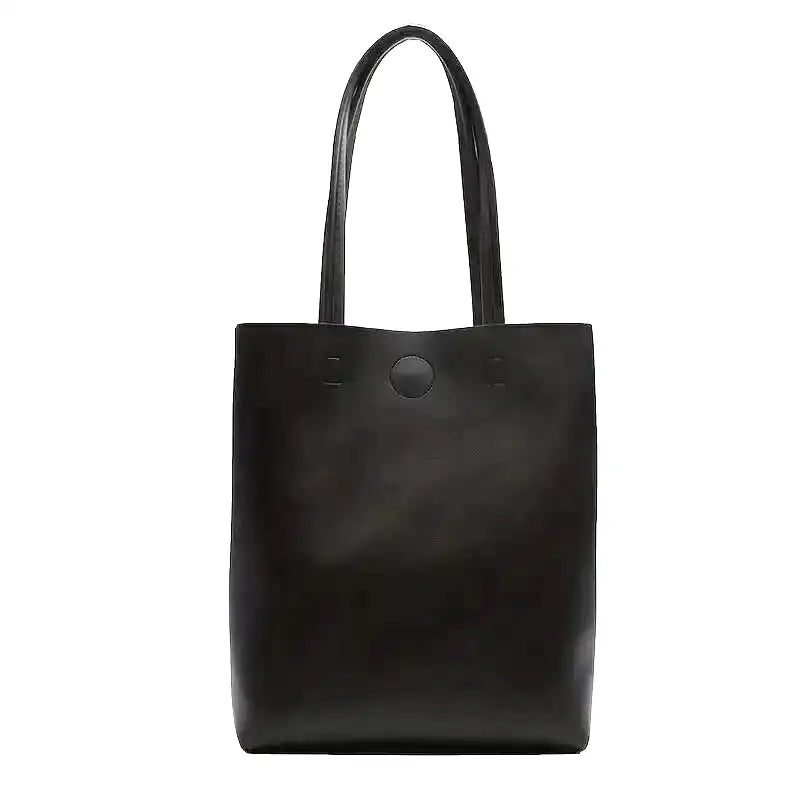 Cabas tote noir en cuir végan souple, longues anses plates et bouton pression, présenté de face