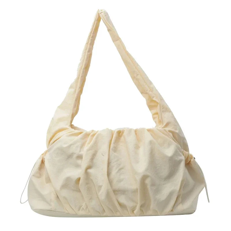 Nylon plissé crème pour ce sac hobo souple, anse rembourrée et liens coulissants sur les côtés
