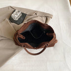 Intérieur du sac ouvert en vue plongeante, doublure noire unie et large ouverture sans cloison