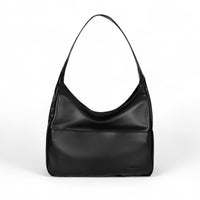 Besace hobo noire en cuir végan souple, présentée de face, anse d'épaule large et bande basse plaquée