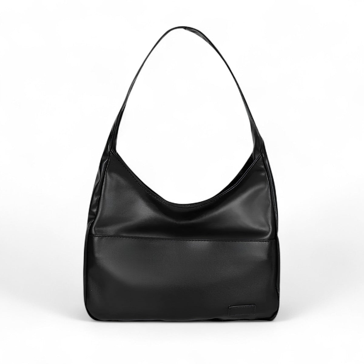 Besace hobo noire en cuir végan souple, présentée de face, anse d'épaule large et bande basse plaquée