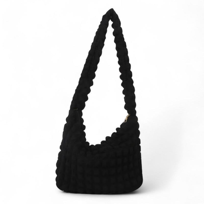 Hobo en tissu gaufré noir à effet bulles, anse unique et large, présenté seul sur fond blanc