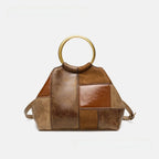 Cuir végan patiné camel et brun en patchwork, sac vu de face à plat, anneau doré en guise d'anse