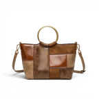 Petit cabas patchwork en cuir végan marron et camel, de face, anse anneau doré et bandoulière clipsée