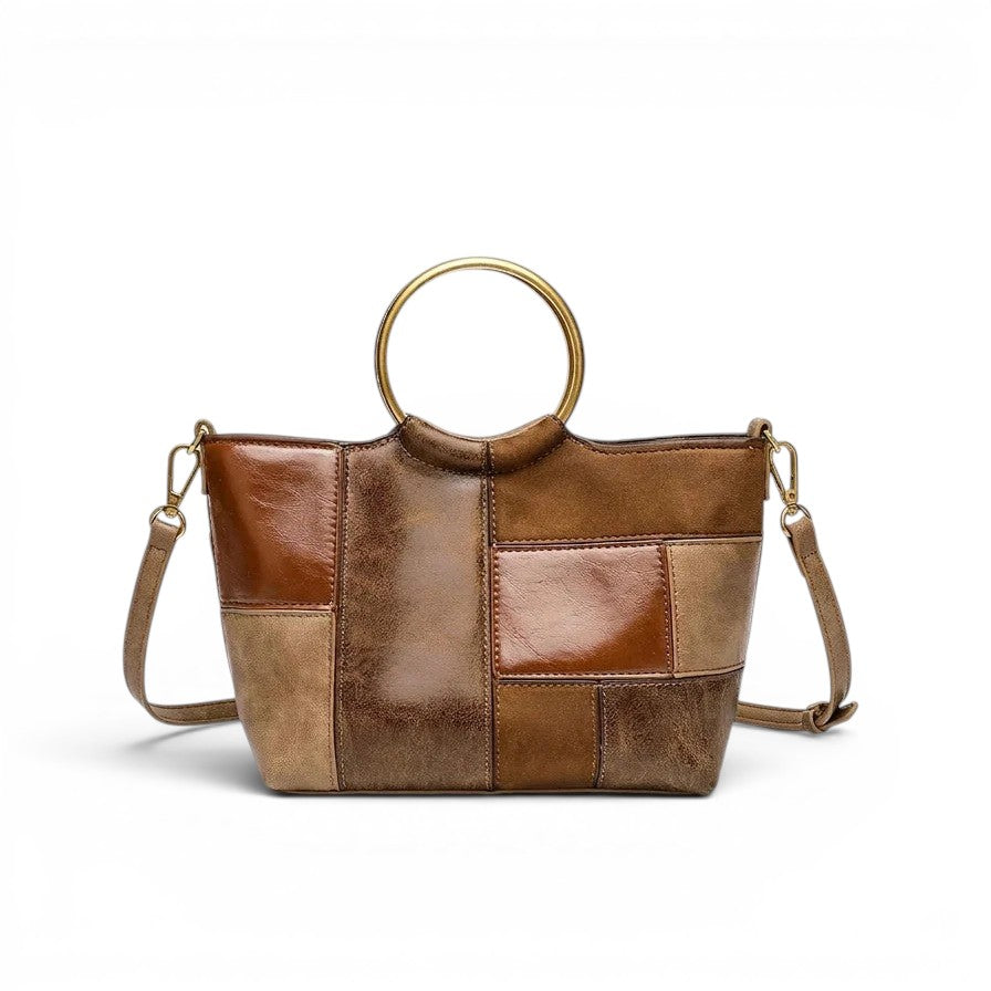 Petit cabas patchwork en cuir végan marron et camel, de face, anse anneau doré et bandoulière clipsée