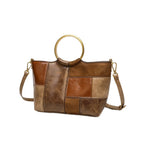 Cabas patchwork camel et brun présenté de trois quarts, anneau doré et bandoulière amovible tendue