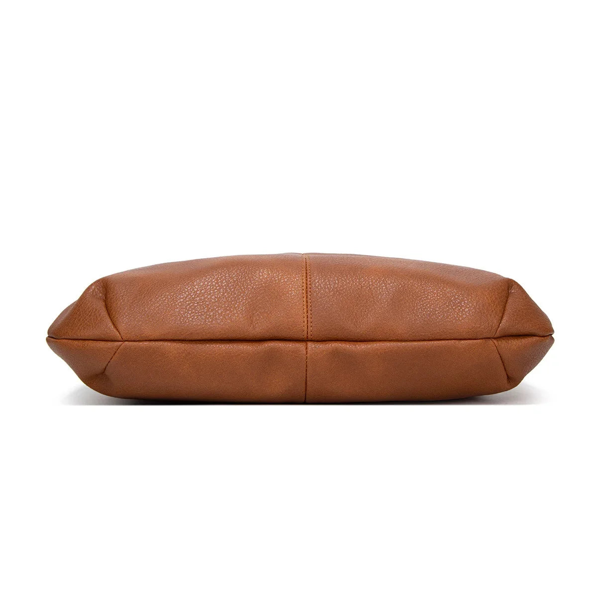 Fond du sac caramel posé à l'horizontale, coutures d'assemblage et cuir végan grainé visibles