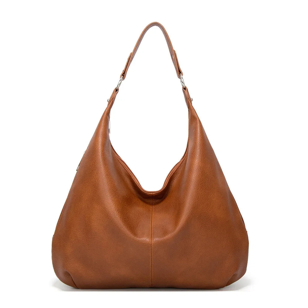 Caramel grainé, ce hobo en cuir végan est vu de face, anse épaisse et base souple arrondie