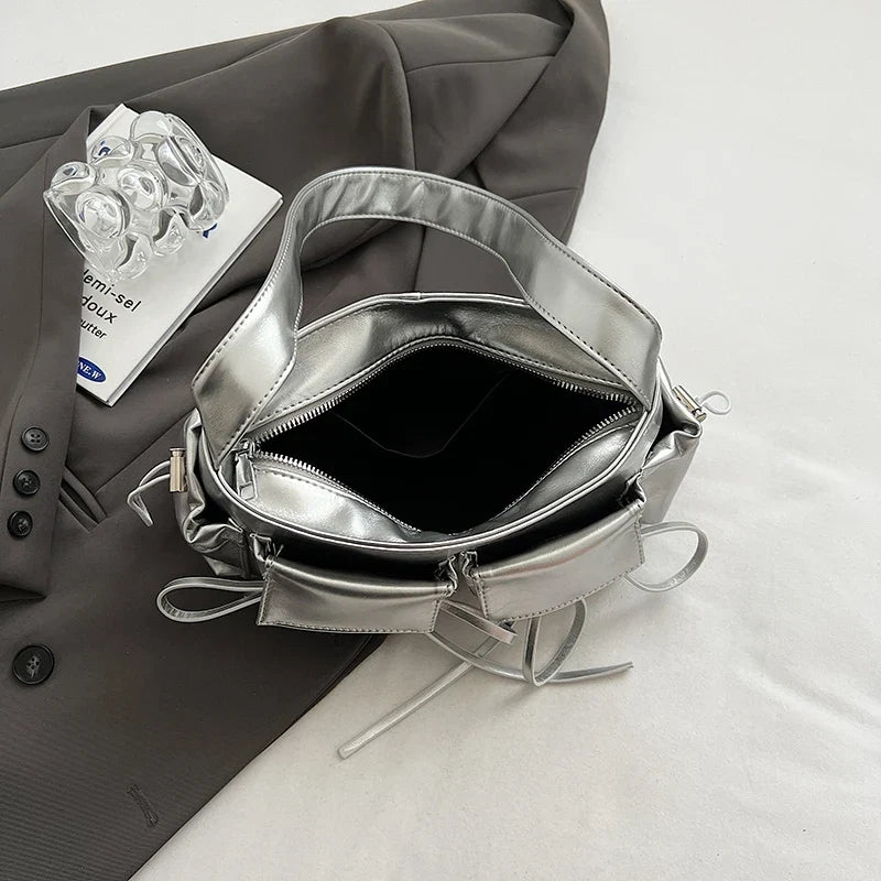 Intérieur du sac ouvert sur sa doublure noire, glissière et compartiment unique bien visibles