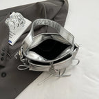 Intérieur du sac ouvert sur sa doublure noire, glissière et compartiment unique bien visibles