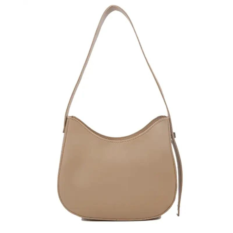 Petit sac hobo beige sable à ligne incurvée, anse plate épaulière et tirette latérale