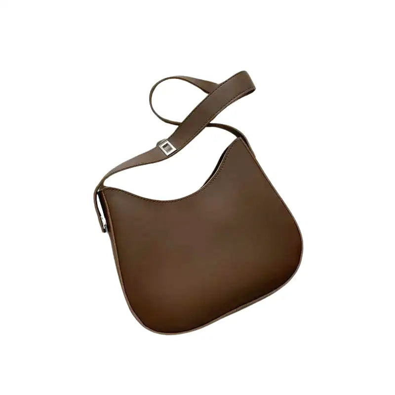 Besace arrondie marron chocolat, sangle réglable à boucle carrée argentée, de trois quarts
