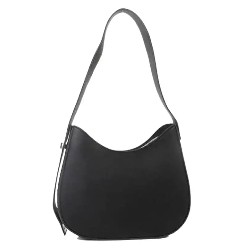 Hobo noir en cuir végan lisse, base arrondie et large bandoulière plate, présenté de face