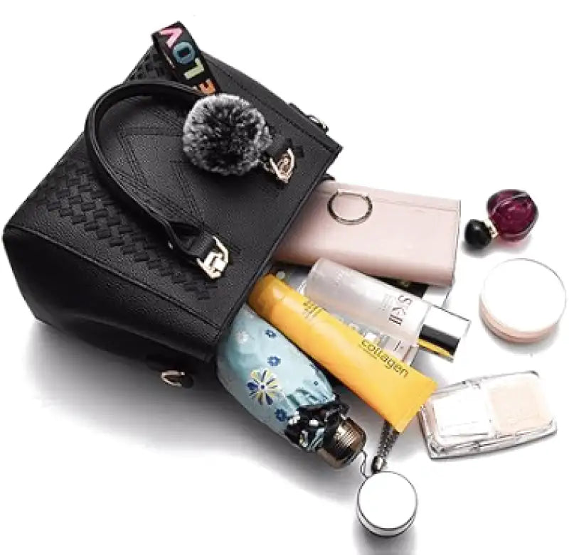 Renversé sur le côté, le sac noir laisse échapper cosmétiques, flacon de parfum et tube de crème