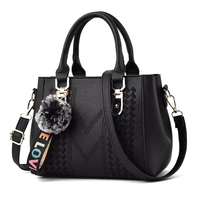Petit sac à main noir structuré, pompon en fausse fourrure et bandoulière à inscription colorée