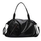 Grand sac polochon souple en cuir végan noir, anses courtes, bandoulière amovible et zip en biais