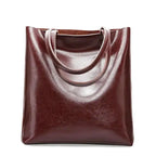 Sac cabas en cuir végan brun acajou lustré, vu de face, doubles anses et ouverture sans fermeture