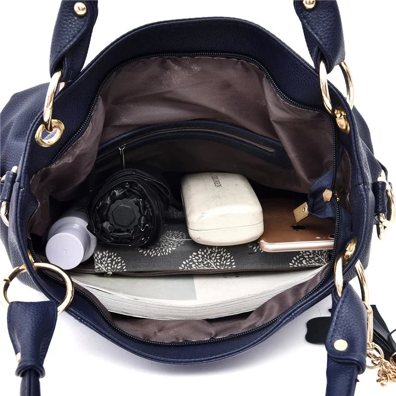 Intérieur doublé de gris du sac marine, poche zippée au fond et contenu du quotidien rangé