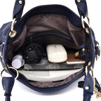 Intérieur doublé de gris du sac marine, poche zippée au fond et contenu du quotidien rangé