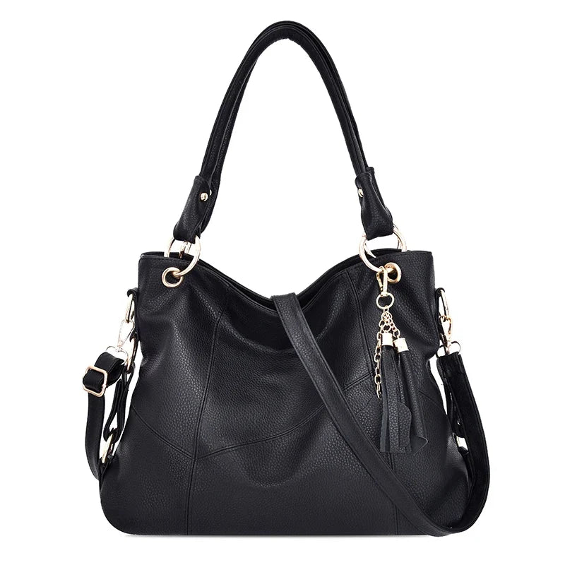 Sac hobo noir en cuir végan grainé, anses doubles, breloque à pompon et bandoulière amovible