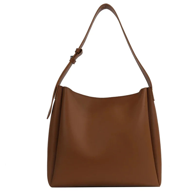 Hobo en cuir végan lisse marron caramel, bandoulière réglable nouée sur le côté, présenté de face