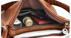 Intérieur ouvert du modèle cognac, compartiments zippés garnis d'un portefeuille et d'un poudrier