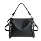 Besace noire en cuir végan grainé, zips latéraux à tirettes argentées et anse courte, de face