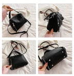 Quatre vues du sac noir tenu à la main sur un lit clair, bandoulière détachée et zips ouverts
