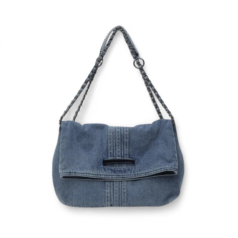 Besace en denim bleu délavé à rabat, anse chaîne entrelacée de jean, présentée de face