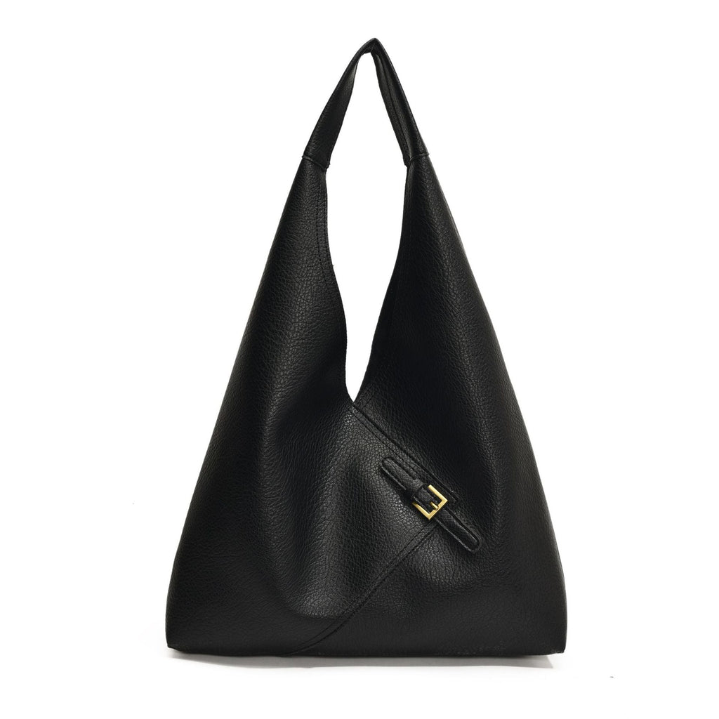 Sac hobo noir en cuir végan grainé, forme triangulaire et patte à boucle dorée sur le côté