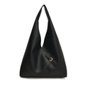 Sac hobo noir en cuir végan grainé, forme triangulaire et patte à boucle dorée sur le côté