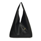 Sac hobo noir en cuir végan grainé, forme triangulaire et patte à boucle dorée sur le côté