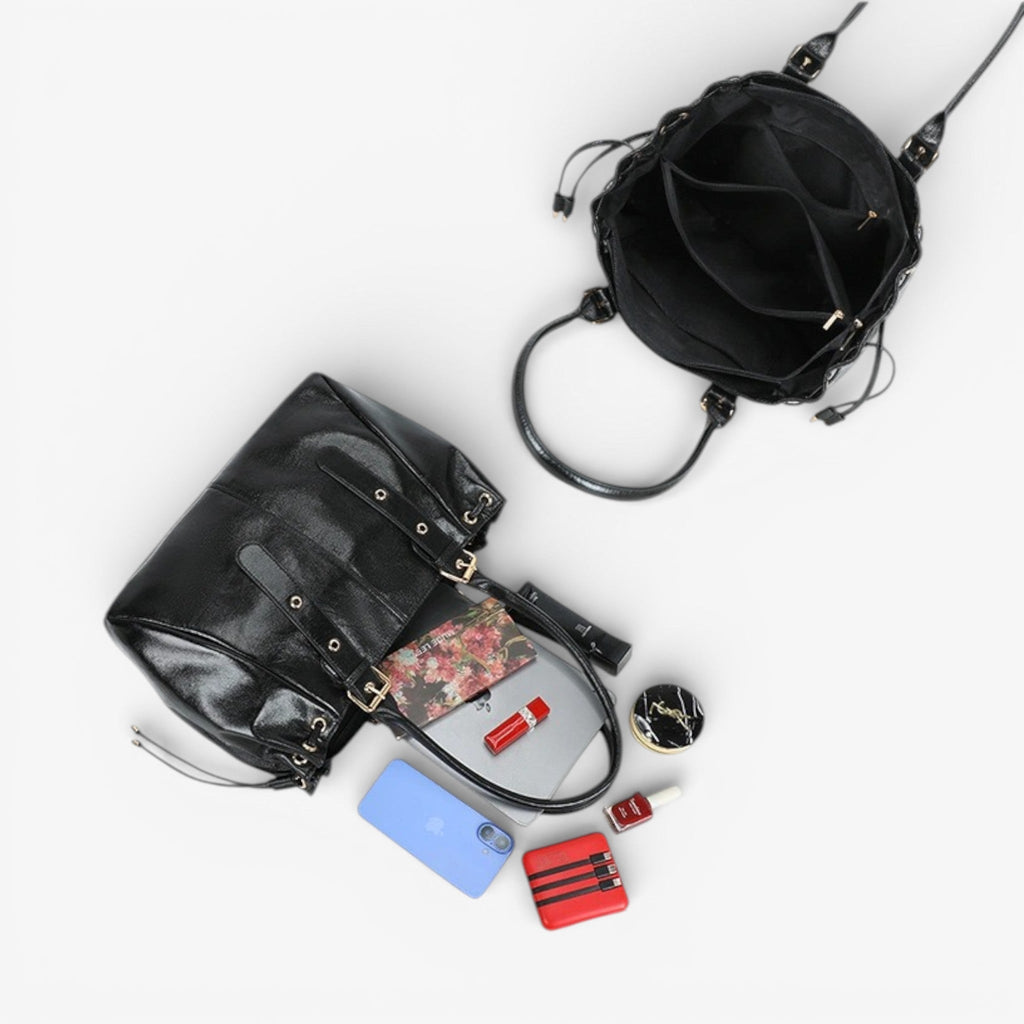 Mise à plat du cabas noir et de son contenu : téléphone, pochette, rouge à lèvres et miroir