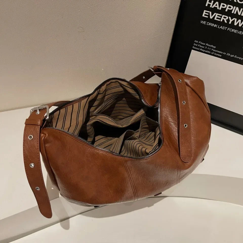 Intérieur ouvert doublé de rayures beige et brun, deux compartiments zippés et sangle détachée