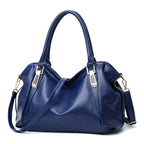 Ferrures dorées sur le même sac bleu marine de face, cuir végan grainé et coutures latérales