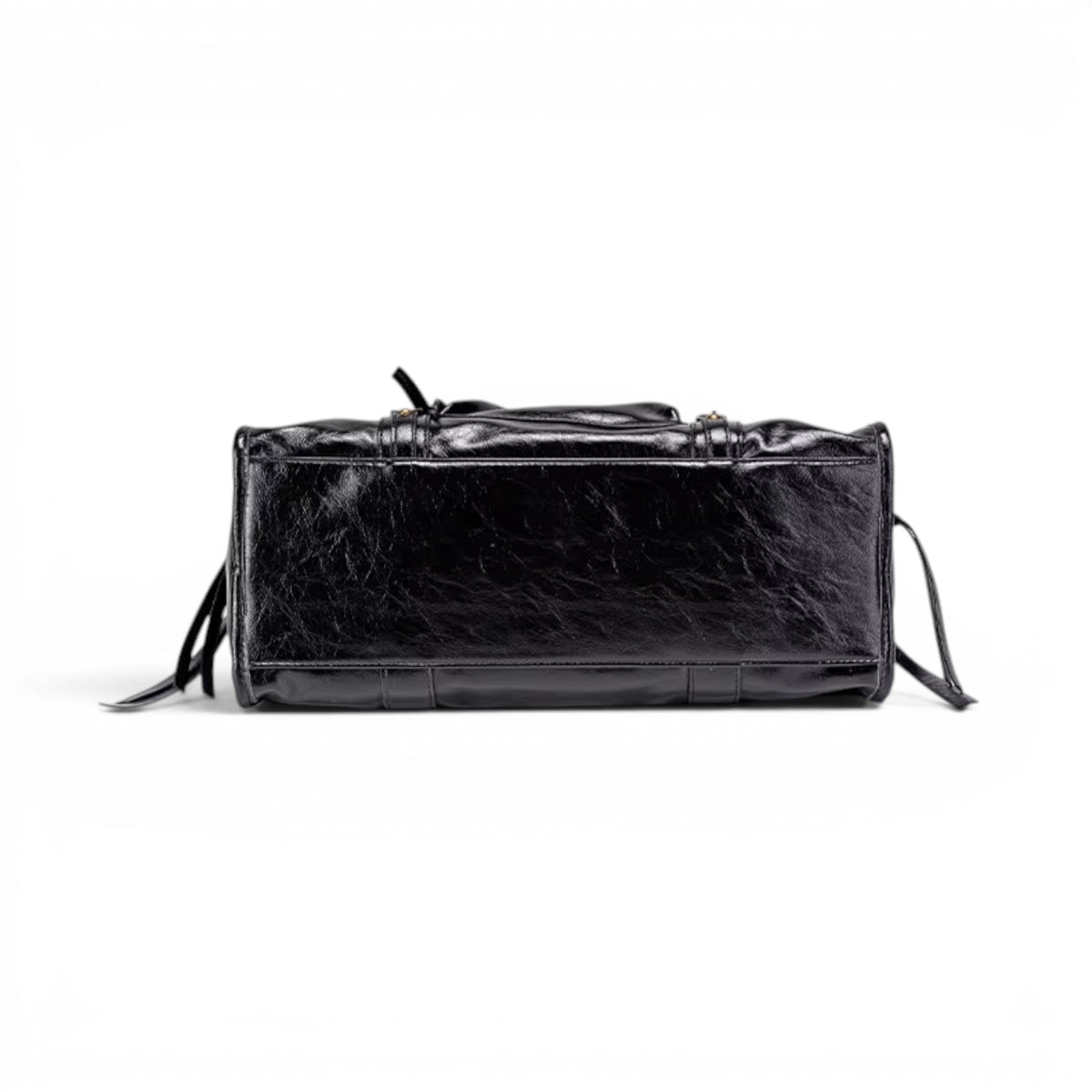 Dessous du sac noir, base rectangulaire renforcée et lanières de cuir végan retombant sur les côtés