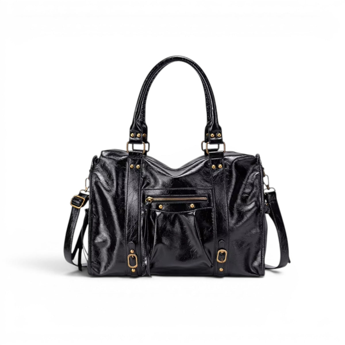 Reflets satinés sur le cuir végan noir d'un sac façon moto, clous laiton, boucles et anses tressées
