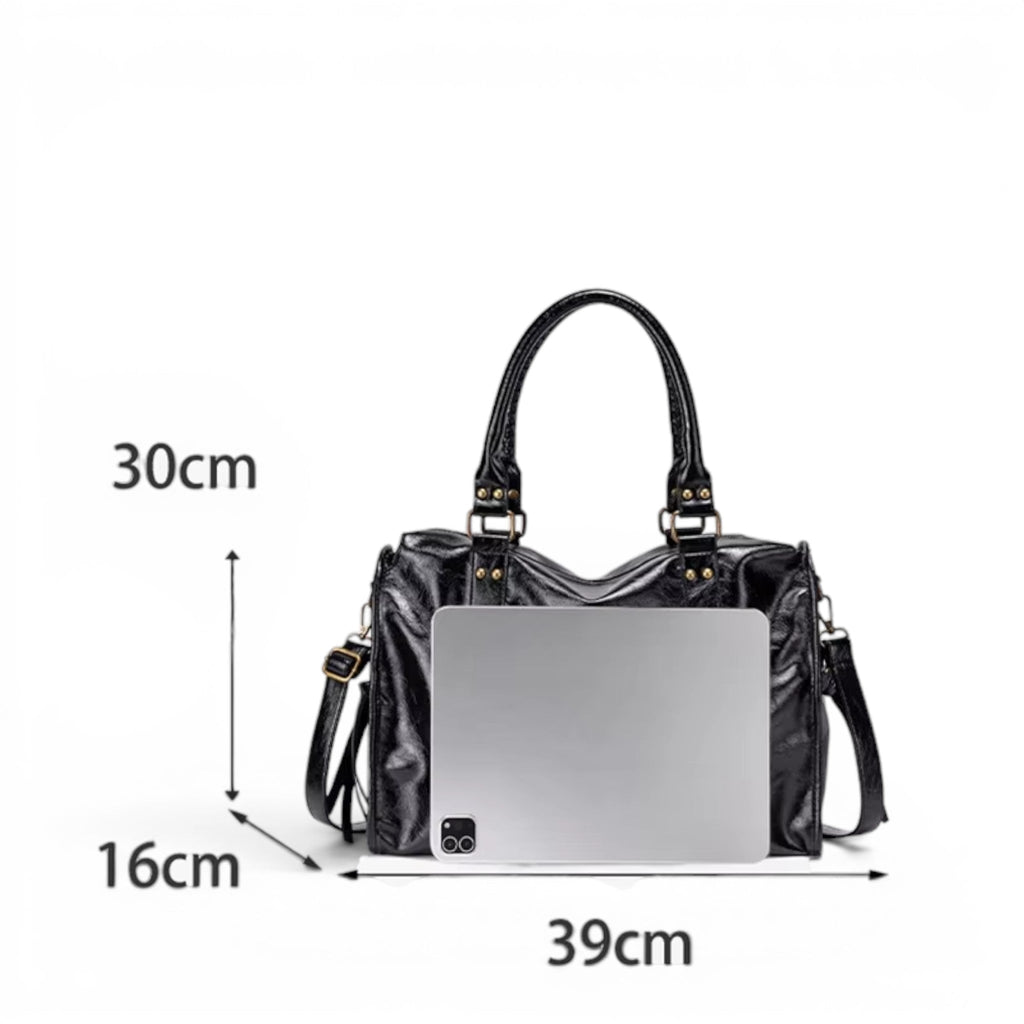 Comparaison de gabarit : un ordinateur portable argenté glissé devant le sac noir, cotes indiquées