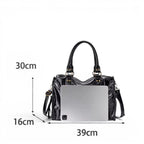 Comparaison de gabarit : un ordinateur portable argenté glissé devant le sac noir, cotes indiquées