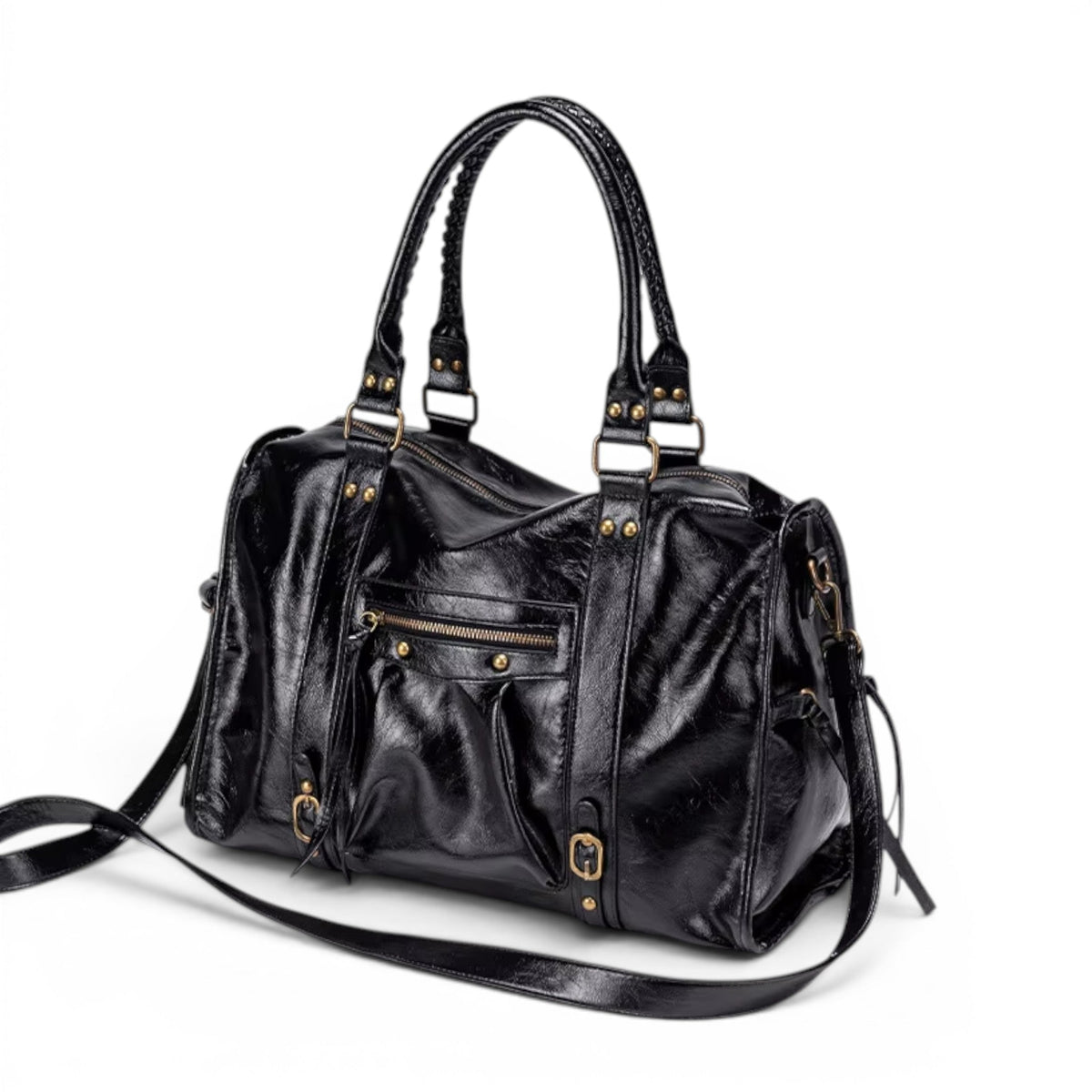 Trois quarts du sac noir posé, longue bandoulière déployée devant lui et poche zippée frontale
