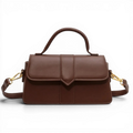 Petit sac à rabat en cuir végan chocolat, poignée arquée et bandoulière à mousquetons dorés