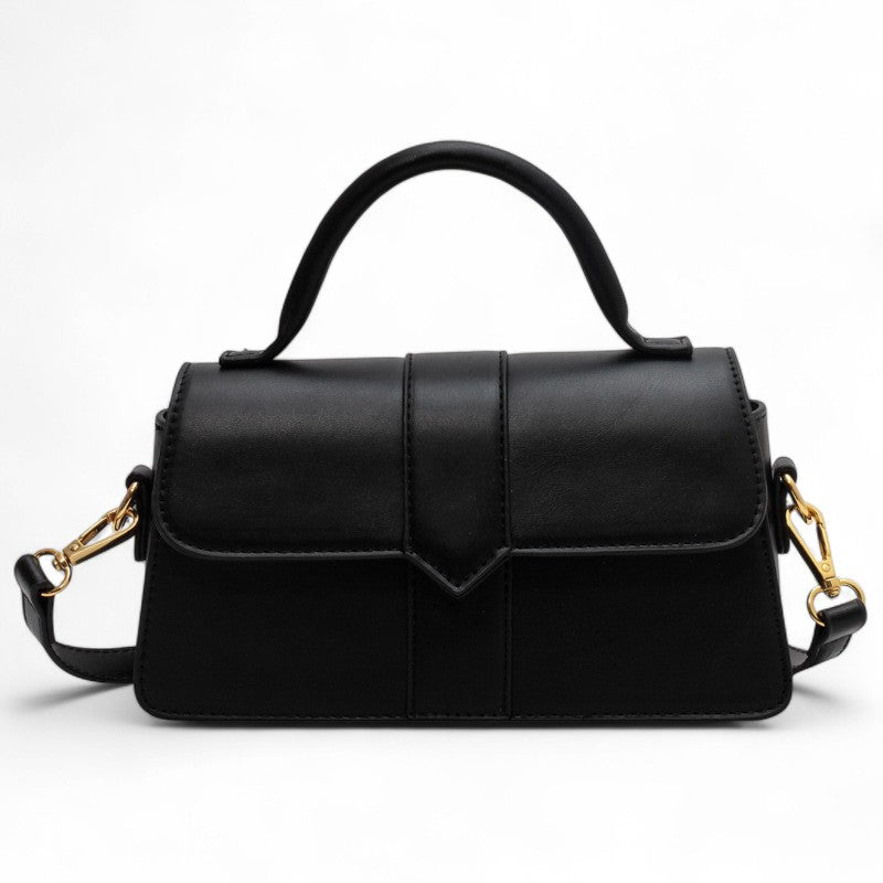 Noir mat et lignes nettes, le sac à rabat montre sa poignée rigide et sa bandoulière fine