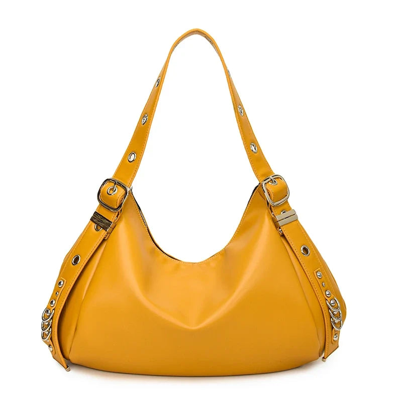 Cuir végan jaune moutarde et rivets argentés sur ce sac épaule à anse ajustable, vu de face