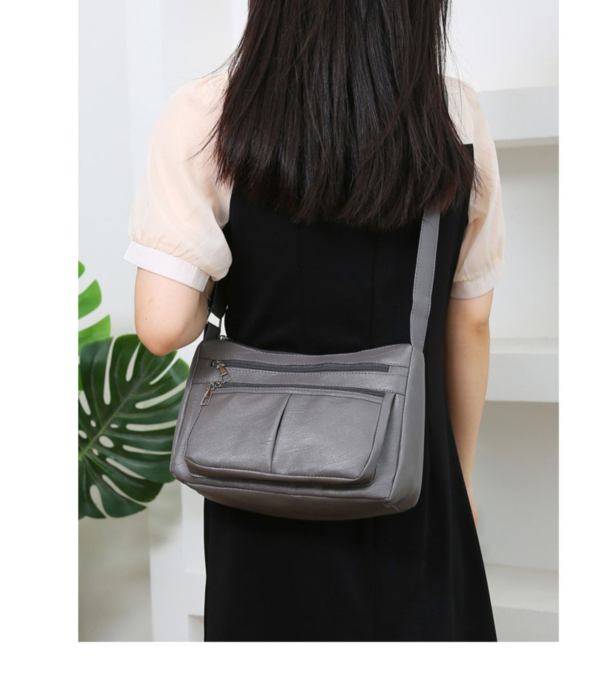 Silhouette de dos, le sac gris suit la ligne du bras, poche plaquée tournée vers l'extérieur